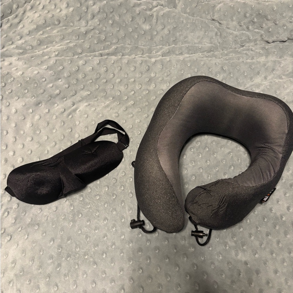 NWT MLVOC memory foam travel pillow, carrying case and eye cover - Picture 7 of 8